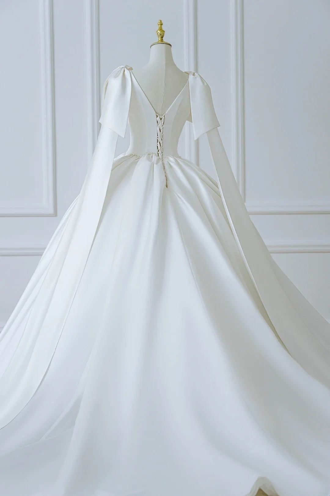 Prinzessinnen-Brautkleid, langes Ballkleid, V-Ausschnitt, ärmellos, plissiert, Satin, mit Schleppe, weißes Brautkleid AS554