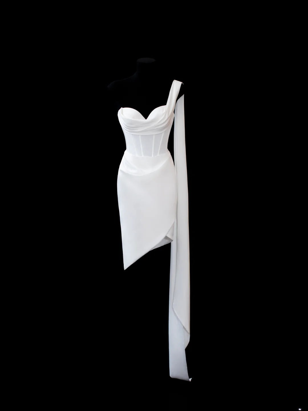 Schlichte Brautkleider im Stil der 1960er Jahre: Etuikleid mit One-Shoulder-Schnitt, schicker Stil für die Braut, Satin, kurz, weiß, Brautkleid in kleinen/großen Größen AS590