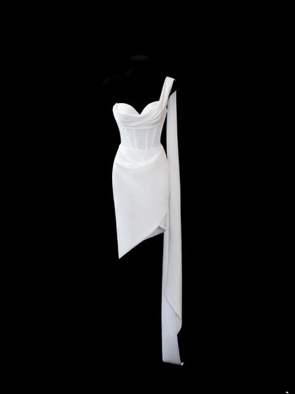 Schlichte Brautkleider im Stil der 1960er Jahre: Etuikleid mit One-Shoulder-Schnitt, schicker Stil für die Braut, Satin, kurz, weiß, Brautkleid in kleinen/großen Größen AS590