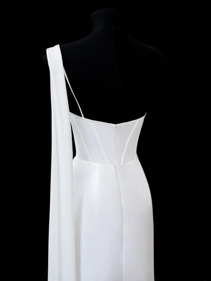 Schlichte Brautkleider im Stil der 1960er Jahre: Etuikleid mit One-Shoulder-Schnitt, schicker Stil für die Braut, Satin, kurz, weiß, Brautkleid in kleinen/großen Größen AS590