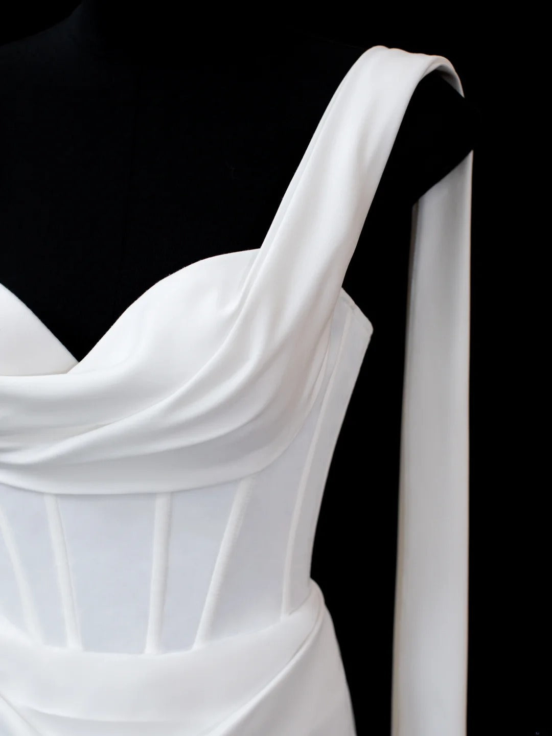 Schlichte Brautkleider im Stil der 1960er Jahre: Etuikleid mit One-Shoulder-Schnitt, schicker Stil für die Braut, Satin, kurz, weiß, Brautkleid in kleinen/großen Größen AS590