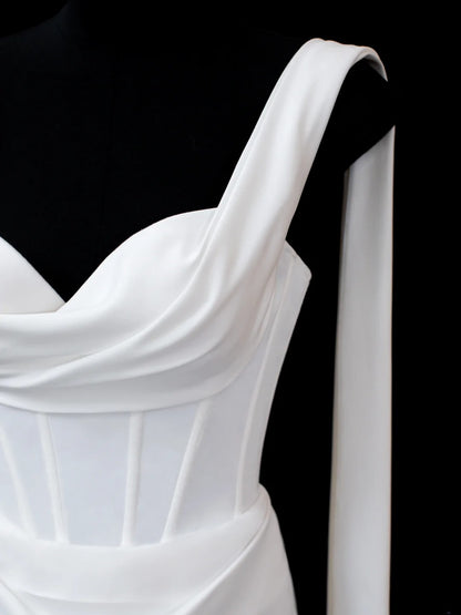 Schlichte Brautkleider im Stil der 1960er Jahre: Etuikleid mit One-Shoulder-Schnitt, schicker Stil für die Braut, Satin, kurz, weiß, Brautkleid in kleinen/großen Größen AS590