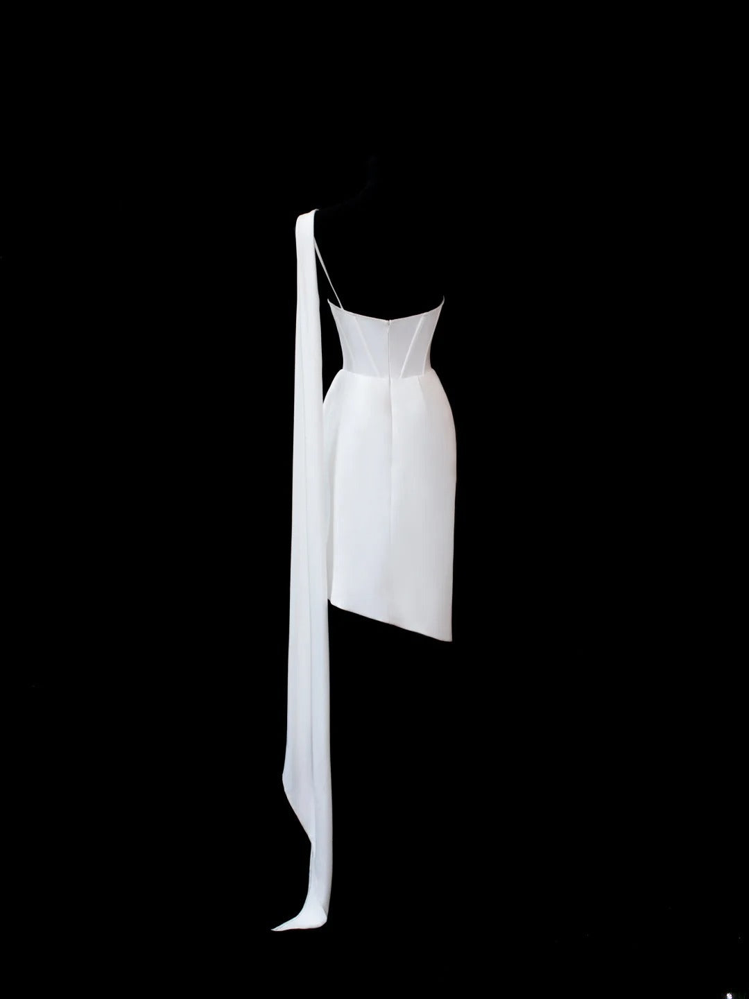 Schlichte Brautkleider im Stil der 1960er Jahre: Etuikleid mit One-Shoulder-Schnitt, schicker Stil für die Braut, Satin, kurz, weiß, Brautkleid in kleinen/großen Größen AS590