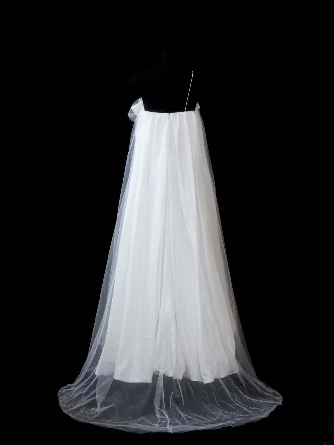 Zeitloses, figurbetontes, langes Vintage-Brautkleid im Stil der 1920er Jahre aus weißem Tüll in A-Linie, mit One-Shoulder-Schnitt (Modell AS598)