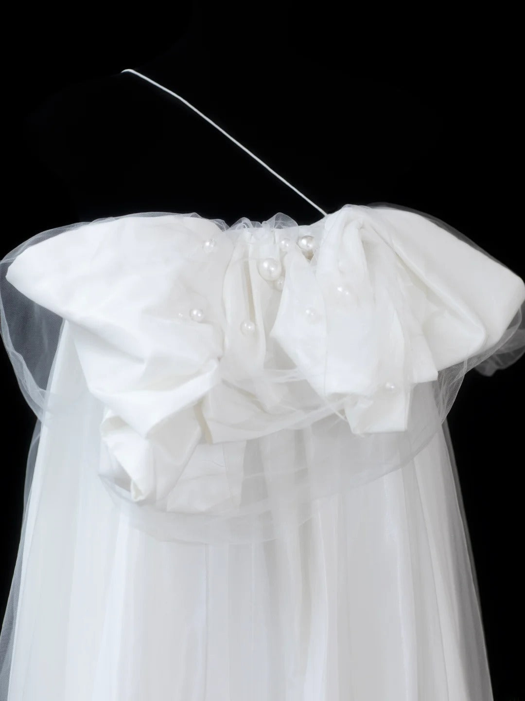Zeitloses, figurbetontes, langes Vintage-Brautkleid im Stil der 1920er Jahre aus weißem Tüll in A-Linie, mit One-Shoulder-Schnitt (Modell AS598)