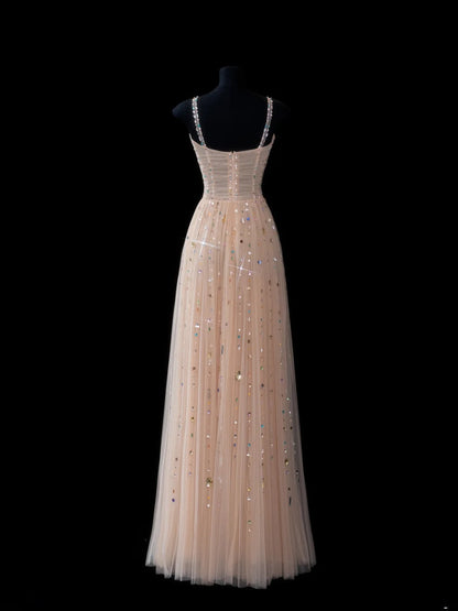 Elegantes, langes, formelles Abendkleid in A-Linie mit Spaghettiträgern aus champagnerfarbenem Tüll – perfekt für Dinnerpartys und festliche Anlässe (AS609).