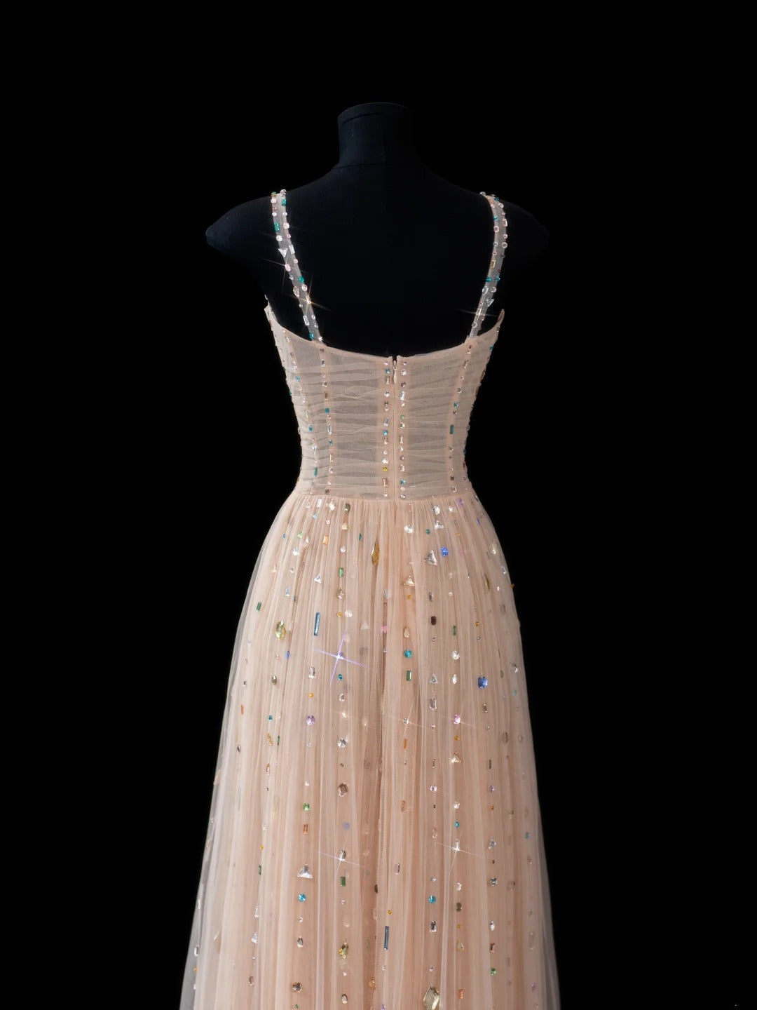Elegantes, langes, formelles Abendkleid in A-Linie mit Spaghettiträgern aus champagnerfarbenem Tüll – perfekt für Dinnerpartys und festliche Anlässe (AS609).