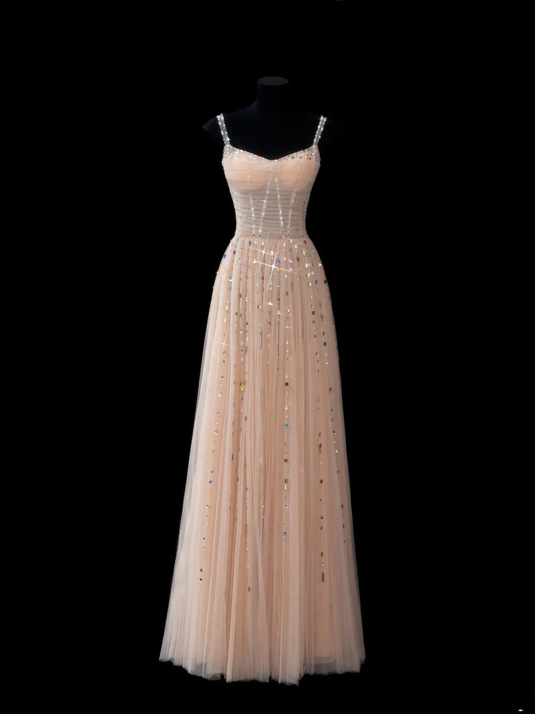 Elegantes, langes, formelles Abendkleid in A-Linie mit Spaghettiträgern aus champagnerfarbenem Tüll – perfekt für Dinnerpartys und festliche Anlässe (AS609).