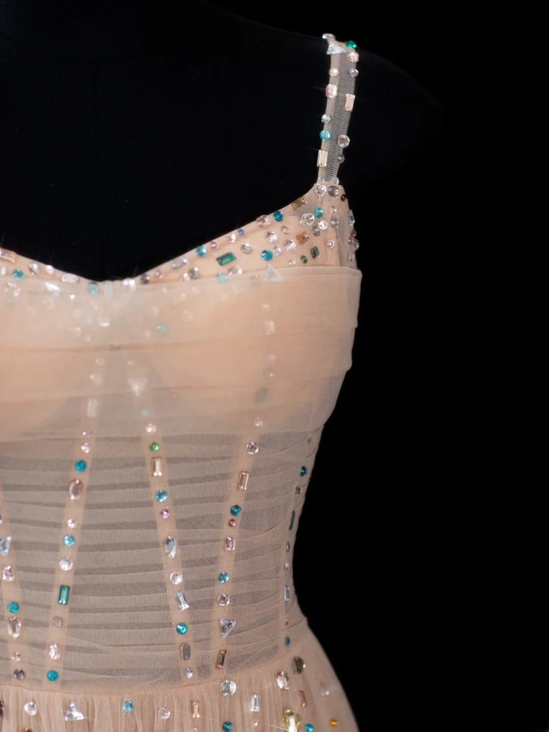 Elegantes, langes, formelles Abendkleid in A-Linie mit Spaghettiträgern aus champagnerfarbenem Tüll – perfekt für Dinnerpartys und festliche Anlässe (AS609).