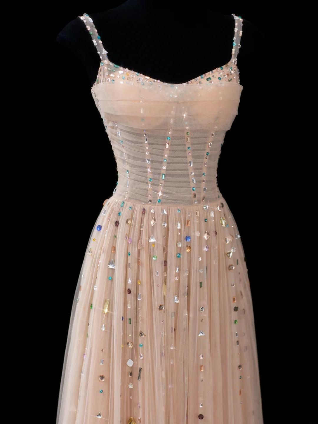 Elegantes, langes, formelles Abendkleid in A-Linie mit Spaghettiträgern aus champagnerfarbenem Tüll – perfekt für Dinnerpartys und festliche Anlässe (AS609).
