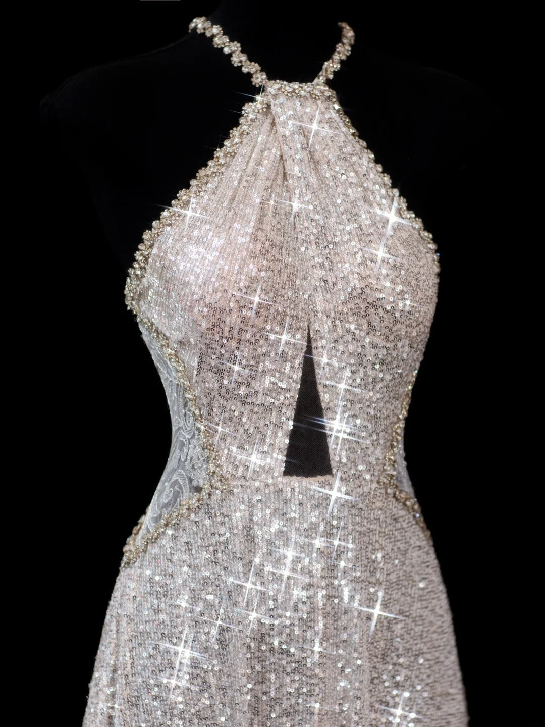 Elegantes, langes, champagnerfarbenes Pailletten-Abendkleid in A-Linie mit Neckholder – perfekt für festliche Anlässe und Dinnerpartys (AS615)