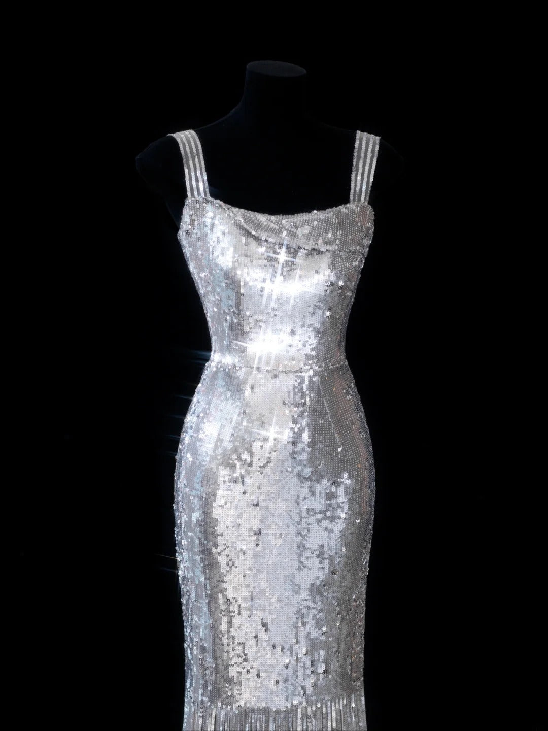 Robe de soirée longue élégante à sequins argentés, col carré et fourreau chic, idéale pour un bal de promo ou un dîner. Modèle AS617.