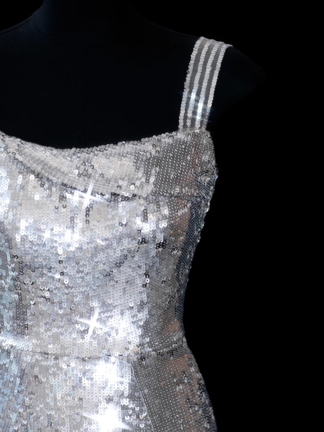 Robe de soirée longue élégante à sequins argentés, col carré et fourreau chic, idéale pour un bal de promo ou un dîner. Modèle AS617.