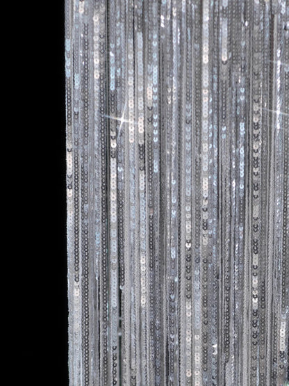Robe de soirée longue élégante à sequins argentés, col carré et fourreau chic, idéale pour un bal de promo ou un dîner. Modèle AS617.