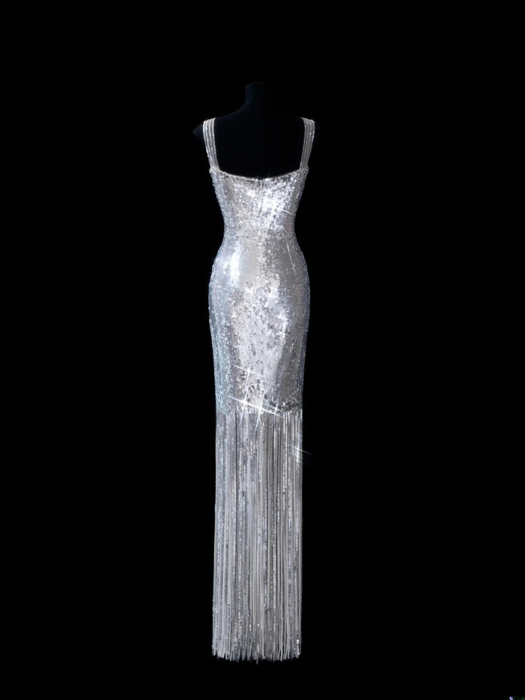 Robe de soirée longue élégante à sequins argentés, col carré et fourreau chic, idéale pour un bal de promo ou un dîner. Modèle AS617.