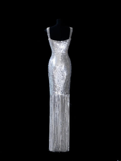 Robe de soirée longue élégante à sequins argentés, col carré et fourreau chic, idéale pour un bal de promo ou un dîner. Modèle AS617.