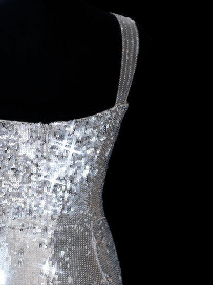 Robe de soirée longue élégante à sequins argentés, col carré et fourreau chic, idéale pour un bal de promo ou un dîner. Modèle AS617.