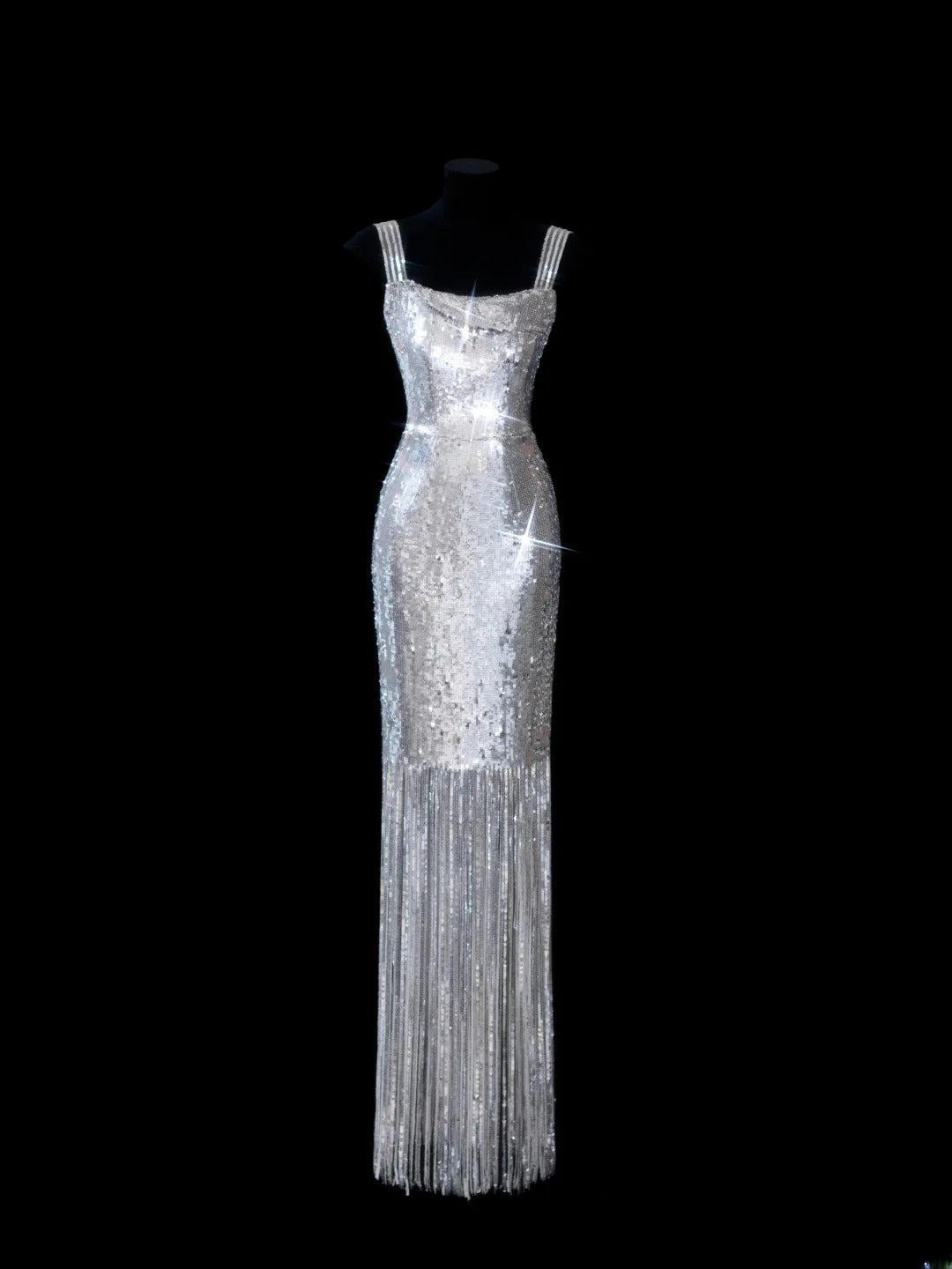 Robe de soirée longue élégante à sequins argentés, col carré et fourreau chic, idéale pour un bal de promo ou un dîner. Modèle AS617.