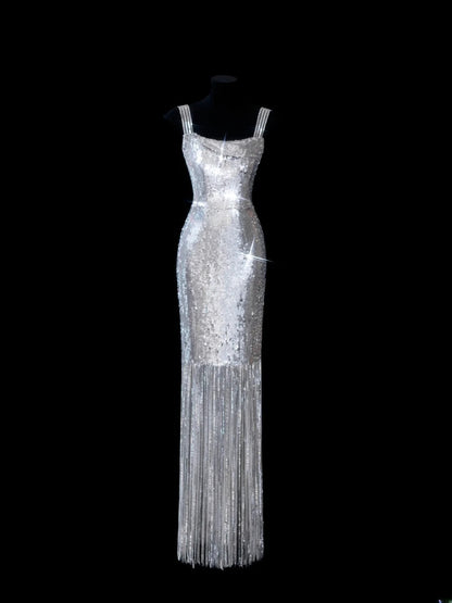 Robe de soirée longue élégante à sequins argentés, col carré et fourreau chic, idéale pour un bal de promo ou un dîner. Modèle AS617.