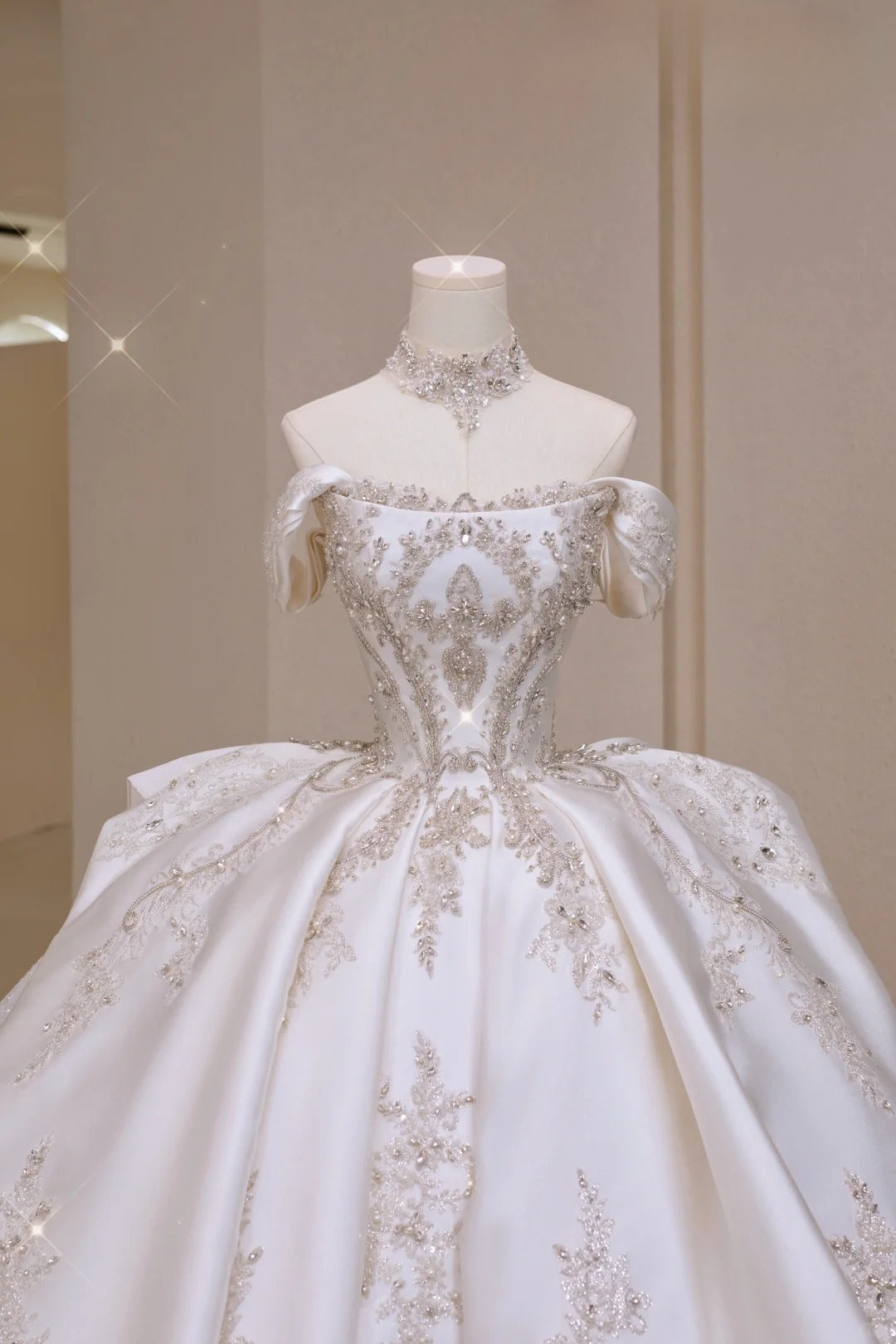 Classic Ball Gown Strapless Sleeveless White Fitted Corset Long Satin Wedding Dress Bride Gowns Wedding Dresses AU002