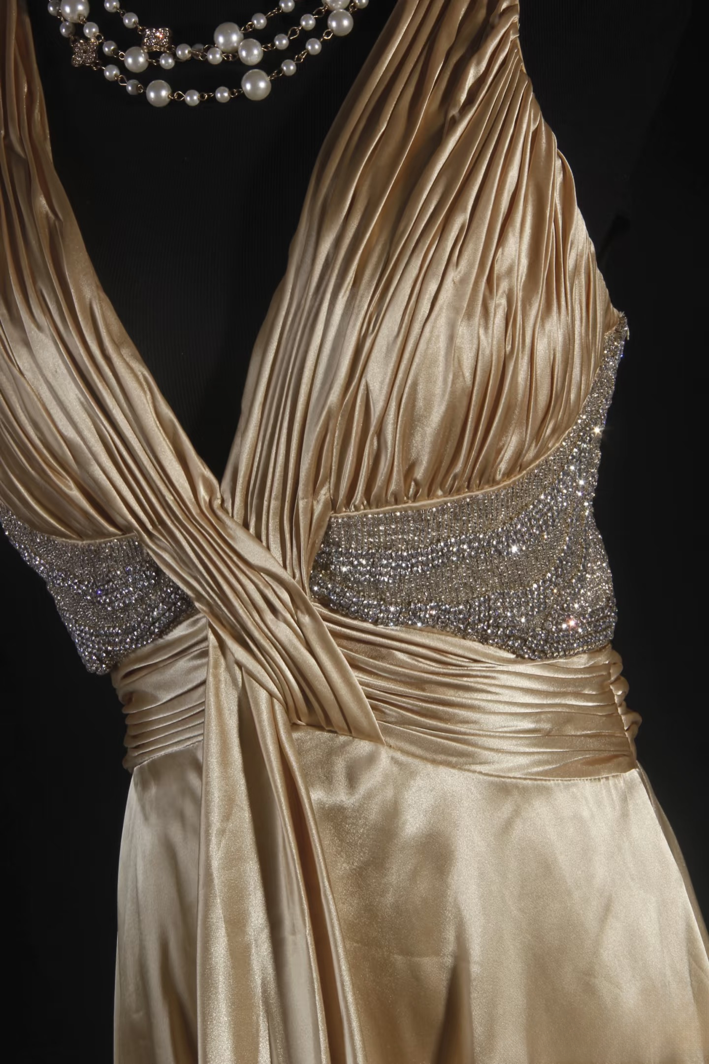 Vintage Prom Dresses 1950s Retro Classy A Line V Neck Gold Satin Backless Inspo Long Prom Gown AU009