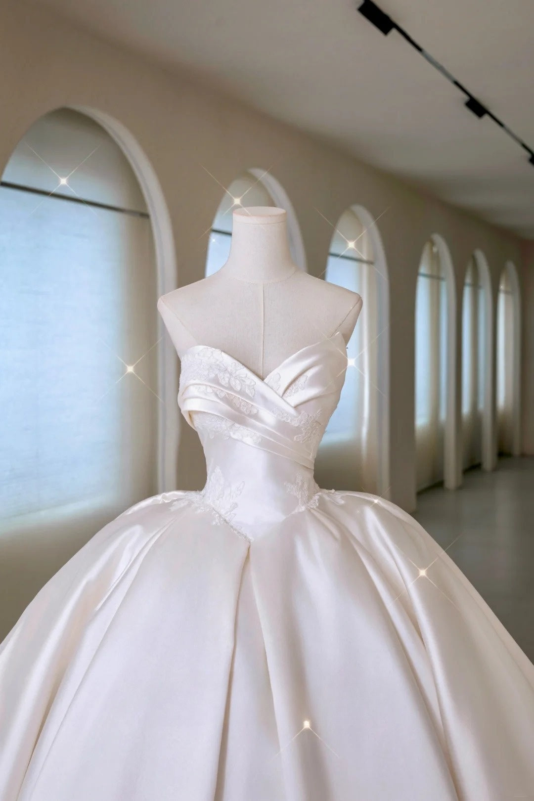 Robe de mariée élégante en satin, décolleté en cœur, corset ajusté, volants, avec gants, AU011
