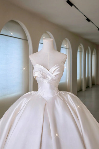 Robe de mariée élégante en satin, décolleté en cœur, corset ajusté, volants, avec gants, AU011