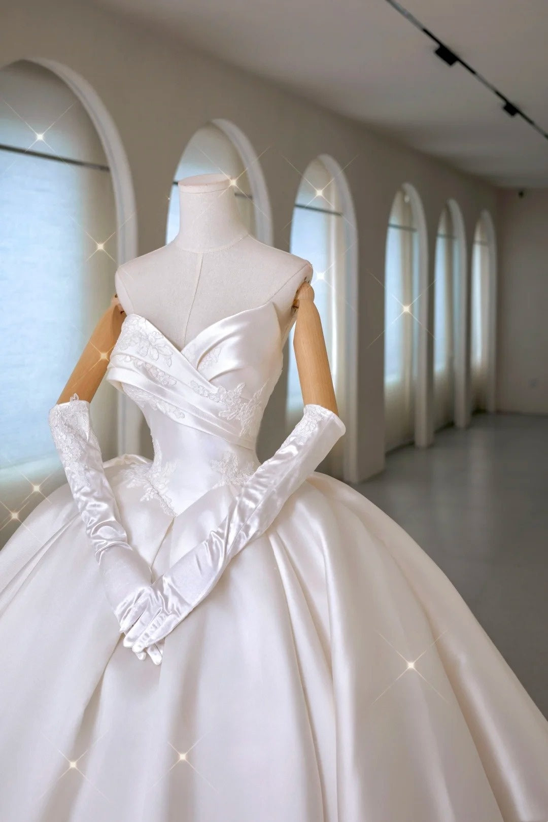 Robe de mariée élégante en satin, décolleté en cœur, corset ajusté, volants, avec gants, AU011
