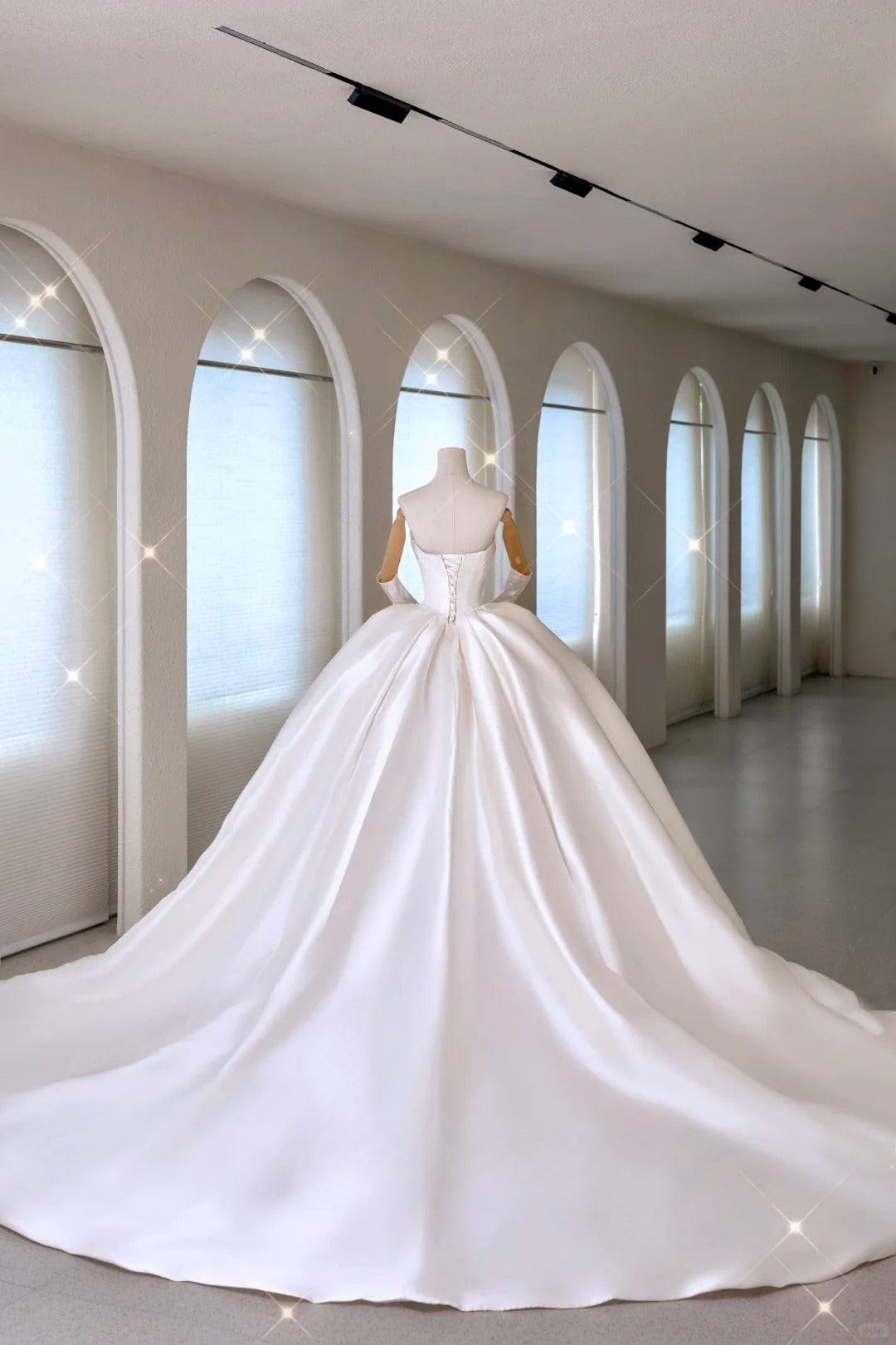 Robe de mariée élégante en satin, décolleté en cœur, corset ajusté, volants, avec gants, AU011