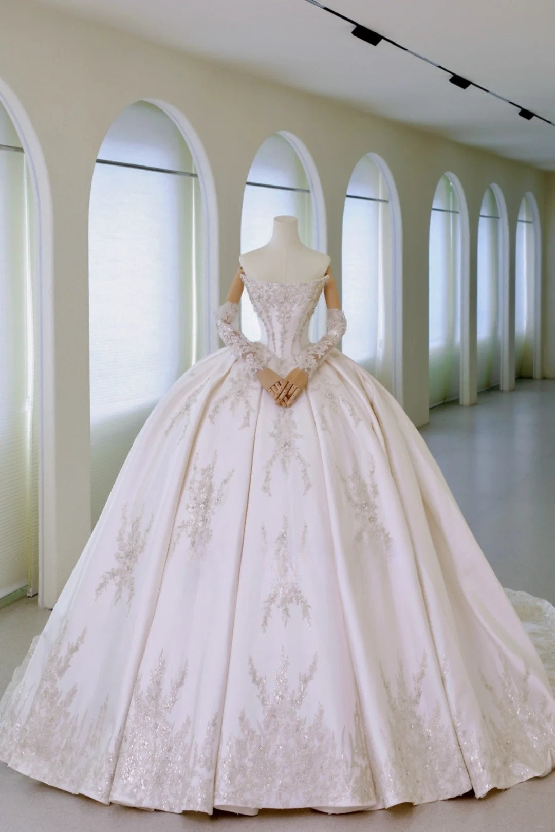 Whimsical Ball Gown Strapless Satin Fitted Long Lace Wedding Dress Bride Gowns Wedding Dresses AU015