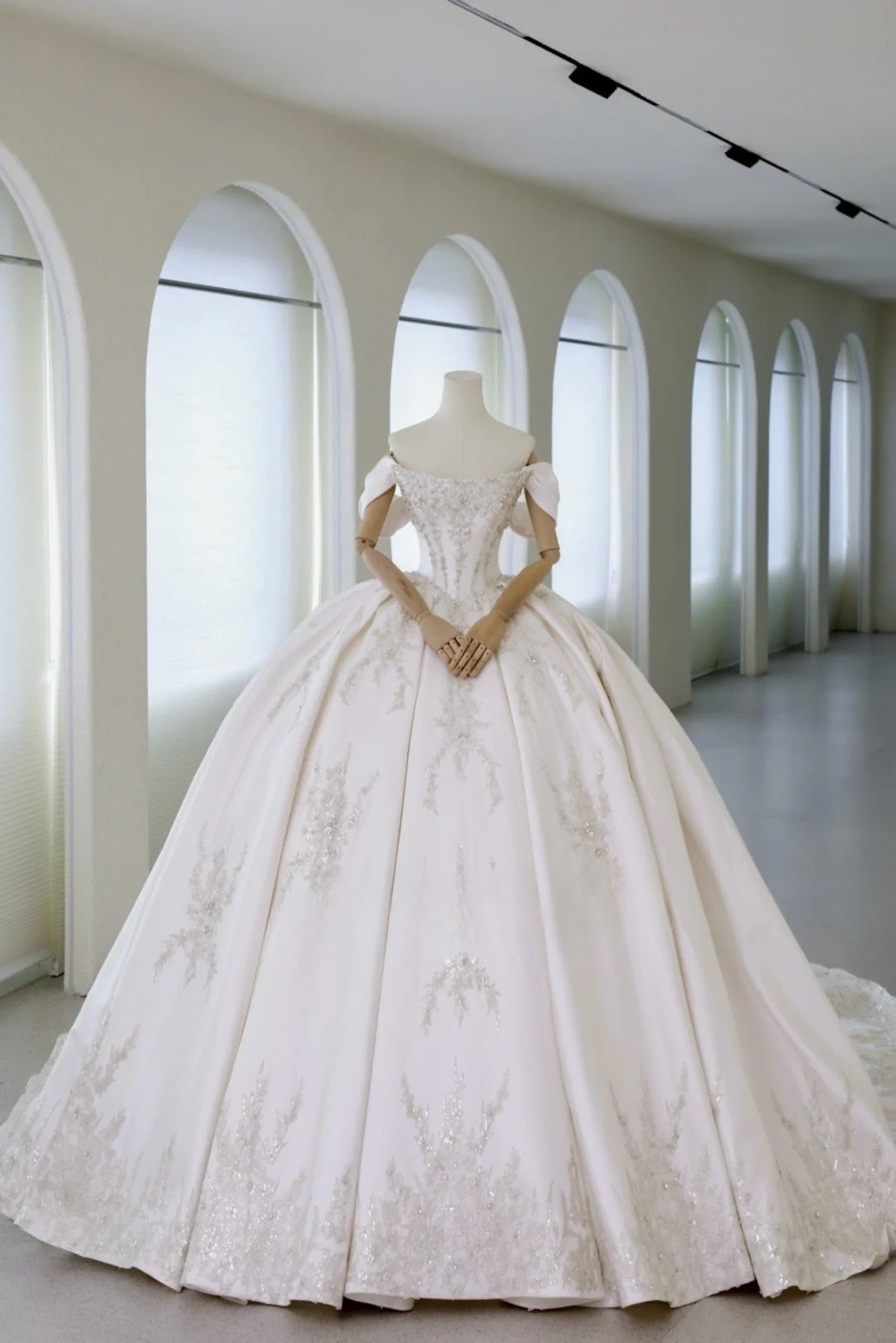 Whimsical Ball Gown Strapless Satin Fitted Long Lace Wedding Dress Bride Gowns Wedding Dresses AU015