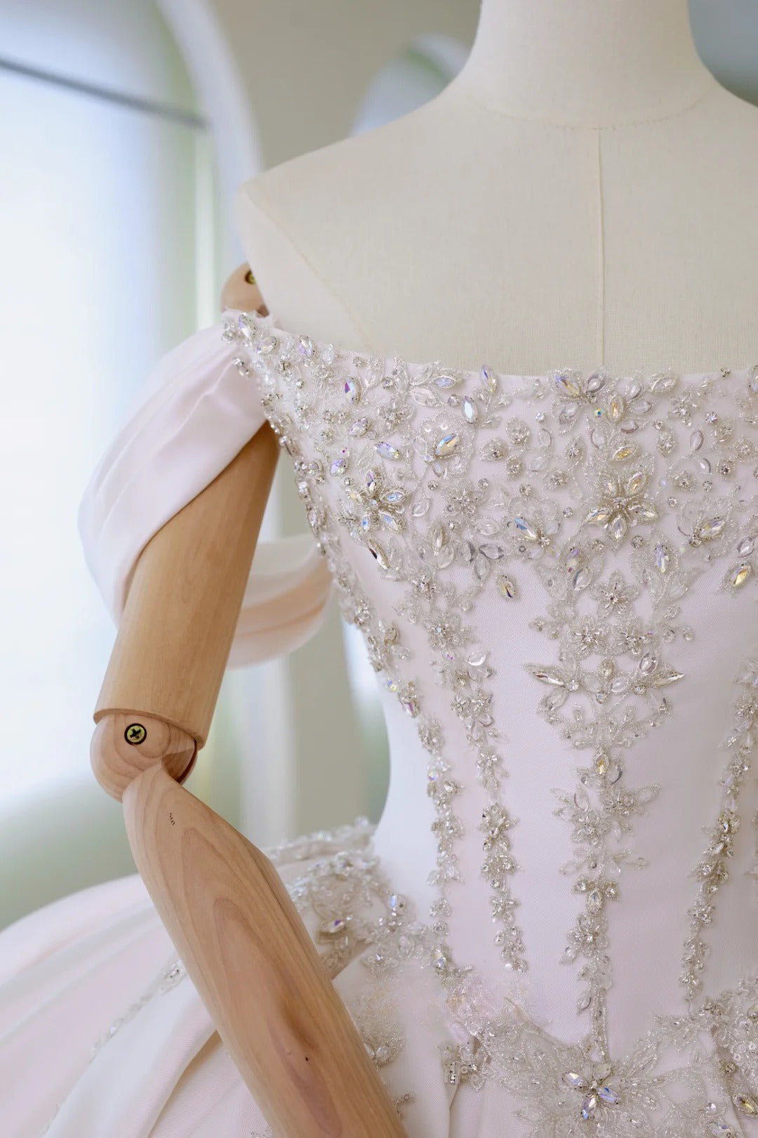 Whimsical Ball Gown Strapless Satin Fitted Long Lace Wedding Dress Bride Gowns Wedding Dresses AU015