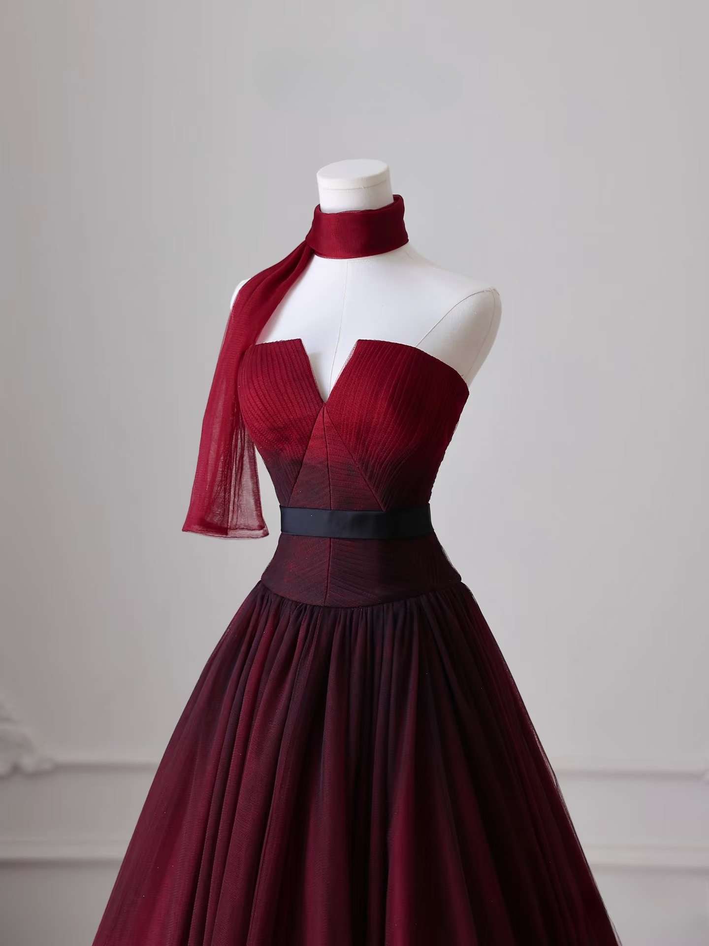 Robe de bal élégante sans bretelles, sans manches, en tulle bordeaux, longueur au sol, idées inspirantes pour une robe de bal, robe de remise de diplôme, AU016