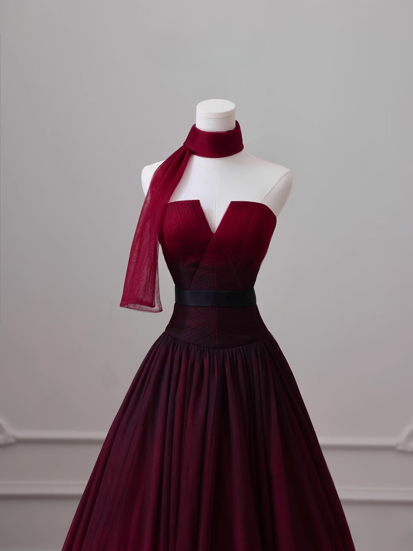 Robe de bal élégante sans bretelles, sans manches, en tulle bordeaux, longueur au sol, idées inspirantes pour une robe de bal, robe de remise de diplôme, AU016