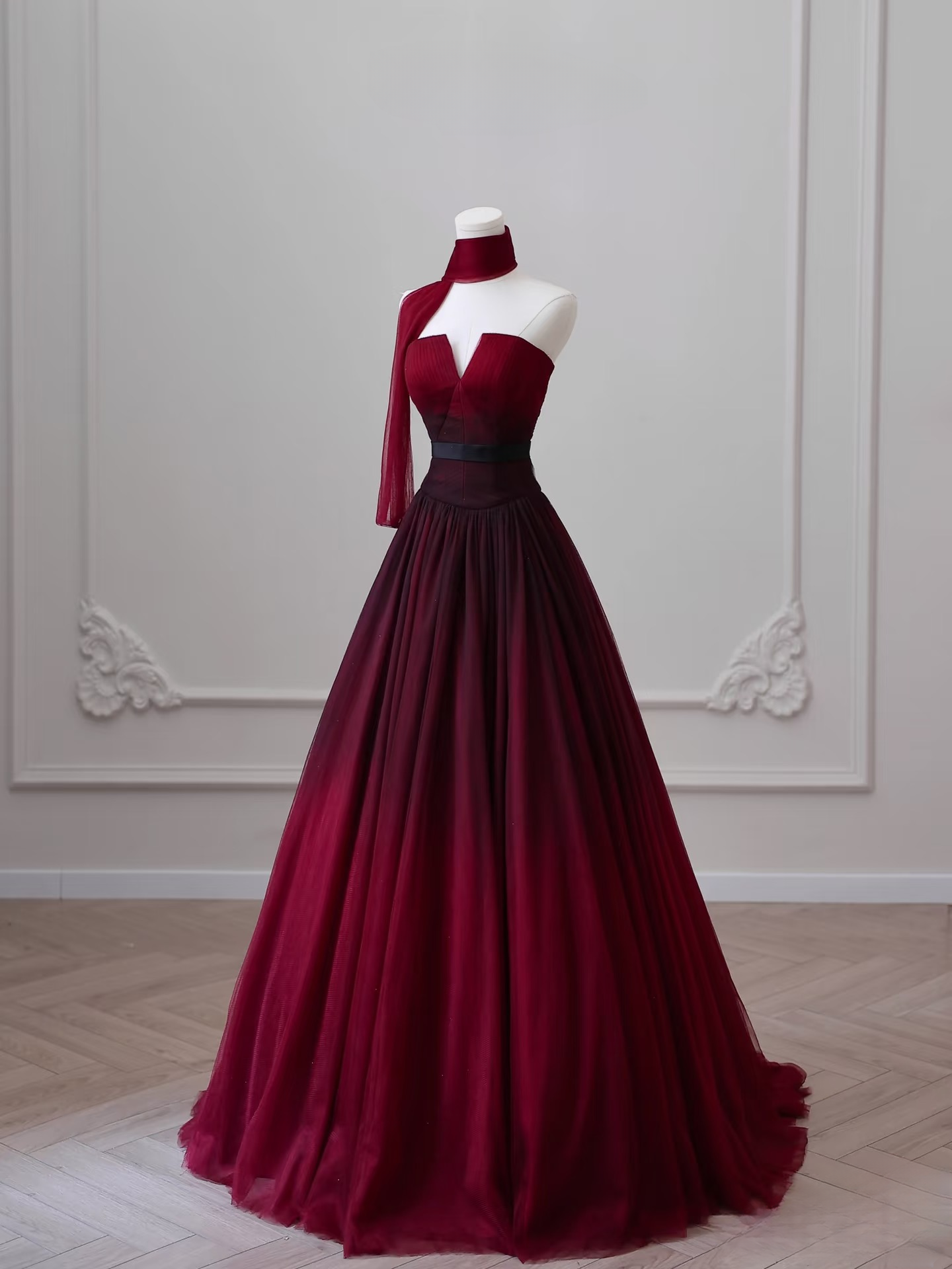 Robe de bal élégante sans bretelles, sans manches, en tulle bordeaux, longueur au sol, idées inspirantes pour une robe de bal, robe de remise de diplôme, AU016