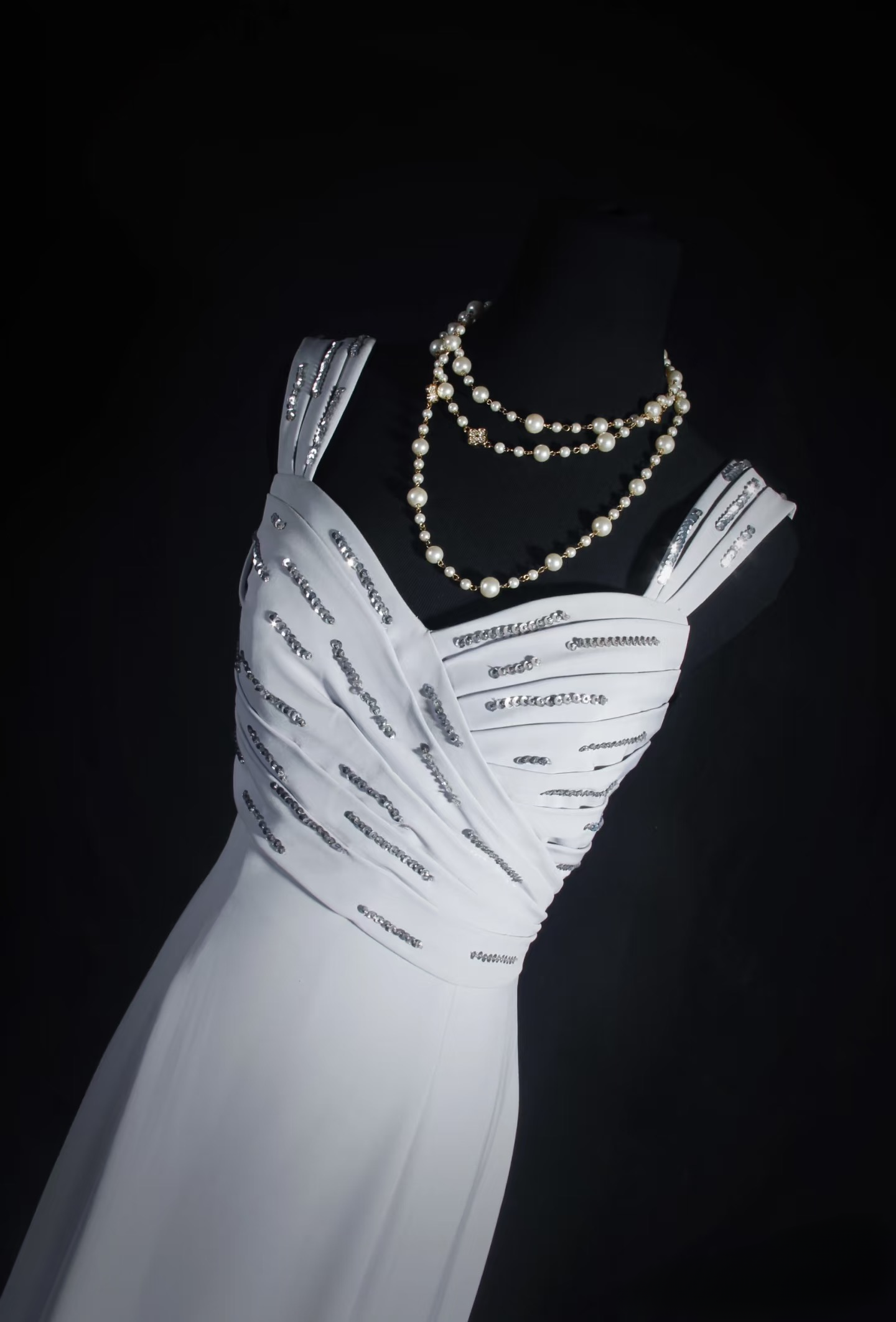 Robe de bal longue vintage sirène gris argenté, inspiration années 80, en satin, référence AU017