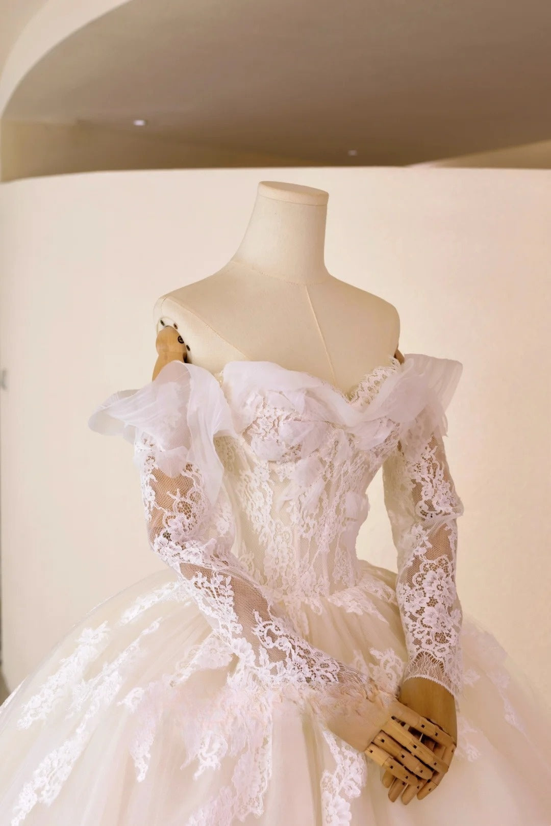 Luxury Women's Ball Gown Off The Shoulder With Appliqued Long Sleeves White Tulle Sweep Train Wedding Dresses AU018