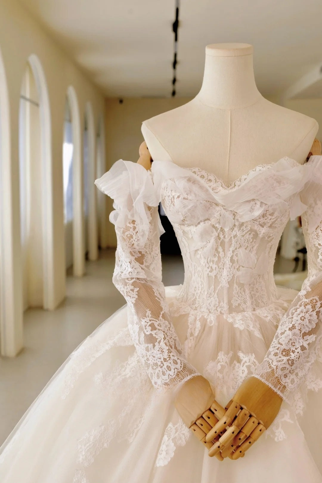 Luxury Women's Ball Gown Off The Shoulder With Appliqued Long Sleeves White Tulle Sweep Train Wedding Dresses AU018