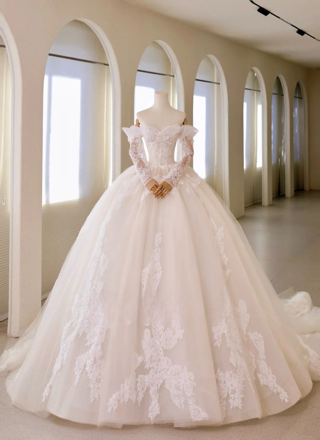 Luxury Women's Ball Gown Off The Shoulder With Appliqued Long Sleeves White Tulle Sweep Train Wedding Dresses AU018