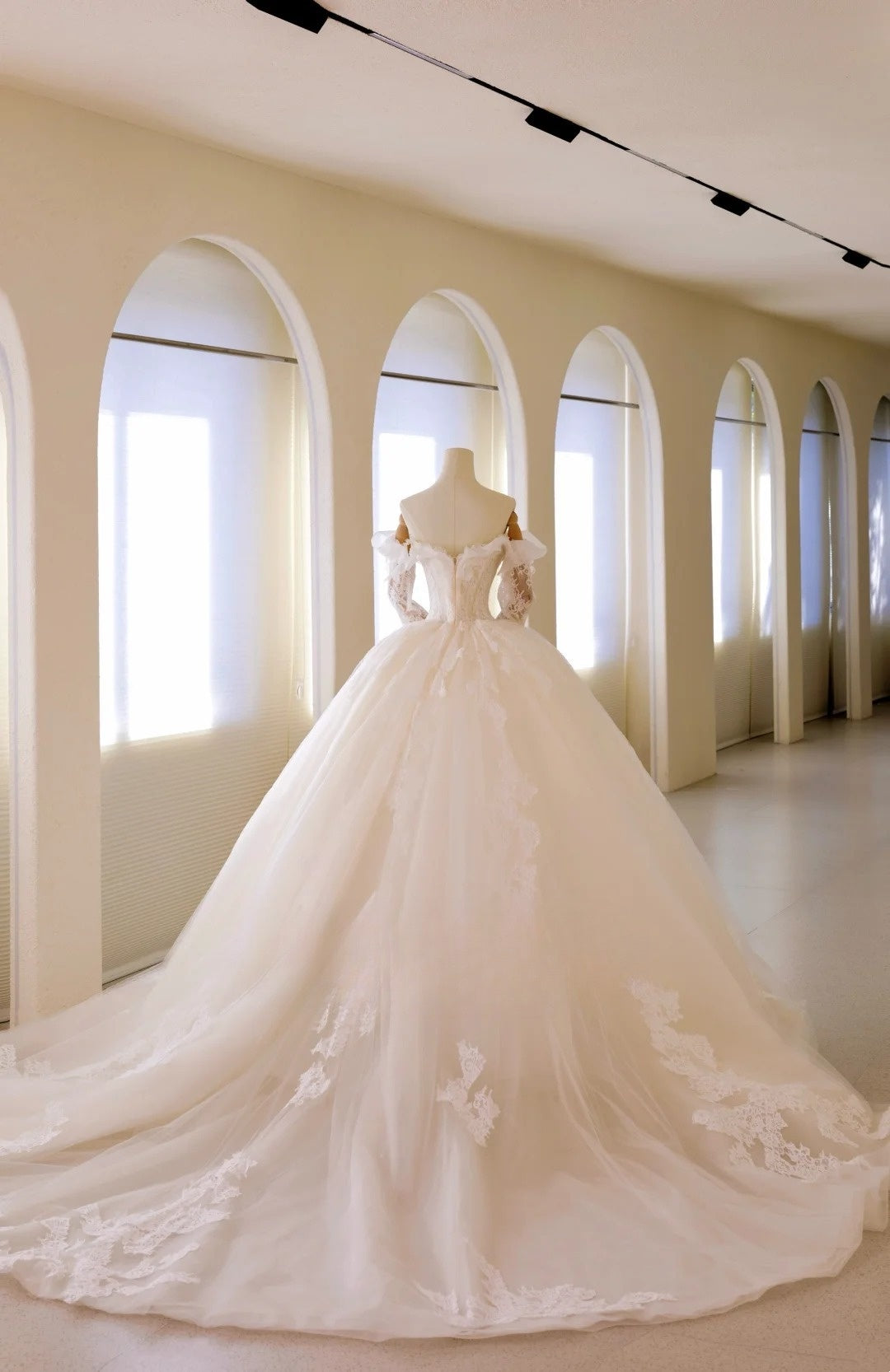 Luxury Women's Ball Gown Off The Shoulder With Appliqued Long Sleeves White Tulle Sweep Train Wedding Dresses AU018