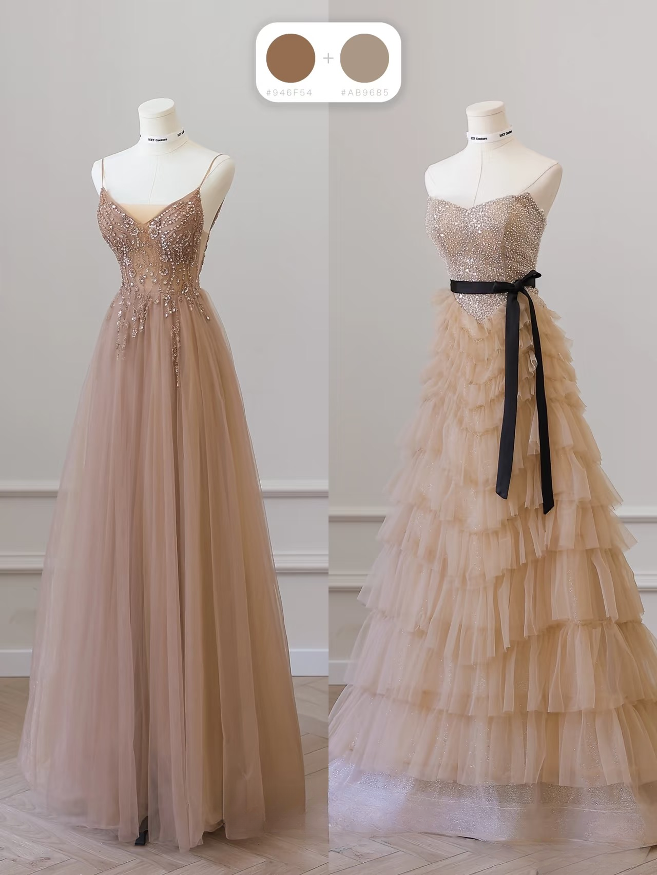 Elegantes, trägerloses, ärmelloses A-Linien-Kleid aus champagnerfarbenem Tüll in bodenlanger Länge. Tolle Inspirationsideen für Abschlussballkleider. Abschlussballkleider AU020