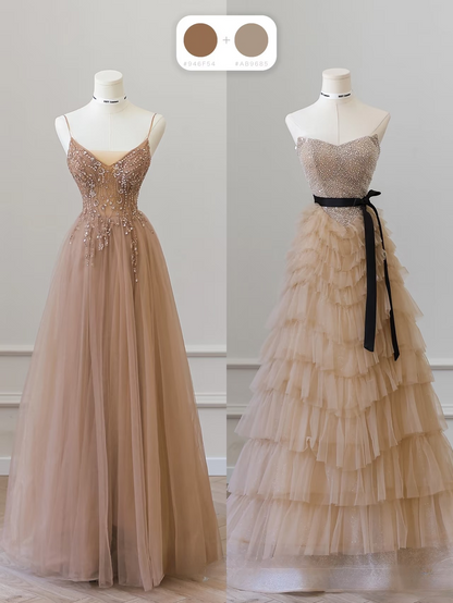 Elegantes, trägerloses, ärmelloses A-Linien-Kleid aus champagnerfarbenem Tüll in bodenlanger Länge. Tolle Inspirationsideen für Abschlussballkleider. Abschlussballkleider AU020