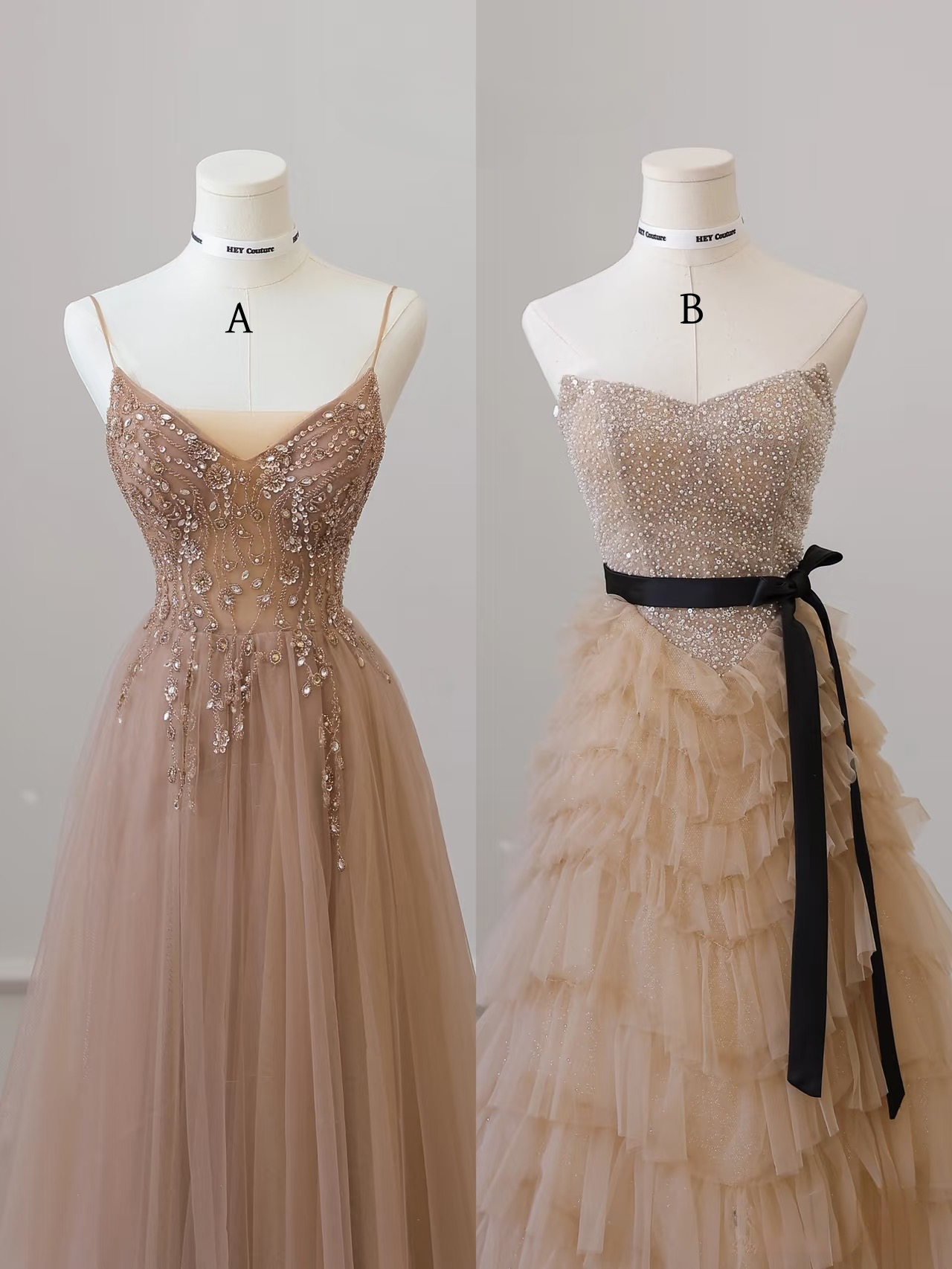 Elegantes, trägerloses, ärmelloses A-Linien-Kleid aus champagnerfarbenem Tüll in bodenlanger Länge. Tolle Inspirationsideen für Abschlussballkleider. Abschlussballkleider AU020