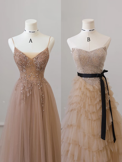Elegantes, trägerloses, ärmelloses A-Linien-Kleid aus champagnerfarbenem Tüll in bodenlanger Länge. Tolle Inspirationsideen für Abschlussballkleider. Abschlussballkleider AU020