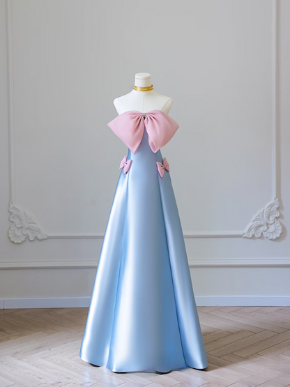 Elegantes, trägerloses, ärmelloses A-Linien-Kleid mit blauer Schleife aus Satin in bodenlanger Länge. Tolle Inspirationsideen für Abschlussballkleider. Abschlussballkleider AU021