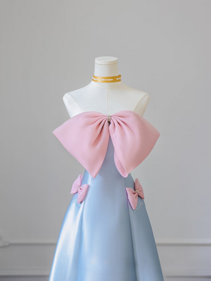 Elegantes, trägerloses, ärmelloses A-Linien-Kleid mit blauer Schleife aus Satin in bodenlanger Länge. Tolle Inspirationsideen für Abschlussballkleider. Abschlussballkleider AU021