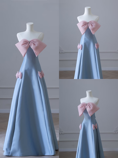 Elegantes, trägerloses, ärmelloses A-Linien-Kleid mit blauer Schleife aus Satin in bodenlanger Länge. Tolle Inspirationsideen für Abschlussballkleider. Abschlussballkleider AU021