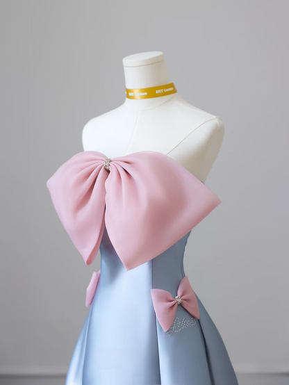 Elegantes, trägerloses, ärmelloses A-Linien-Kleid mit blauer Schleife aus Satin in bodenlanger Länge. Tolle Inspirationsideen für Abschlussballkleider. Abschlussballkleider AU021