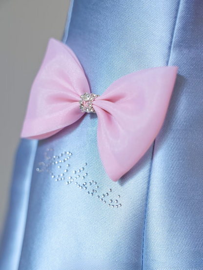 Elegantes, trägerloses, ärmelloses A-Linien-Kleid mit blauer Schleife aus Satin in bodenlanger Länge. Tolle Inspirationsideen für Abschlussballkleider. Abschlussballkleider AU021