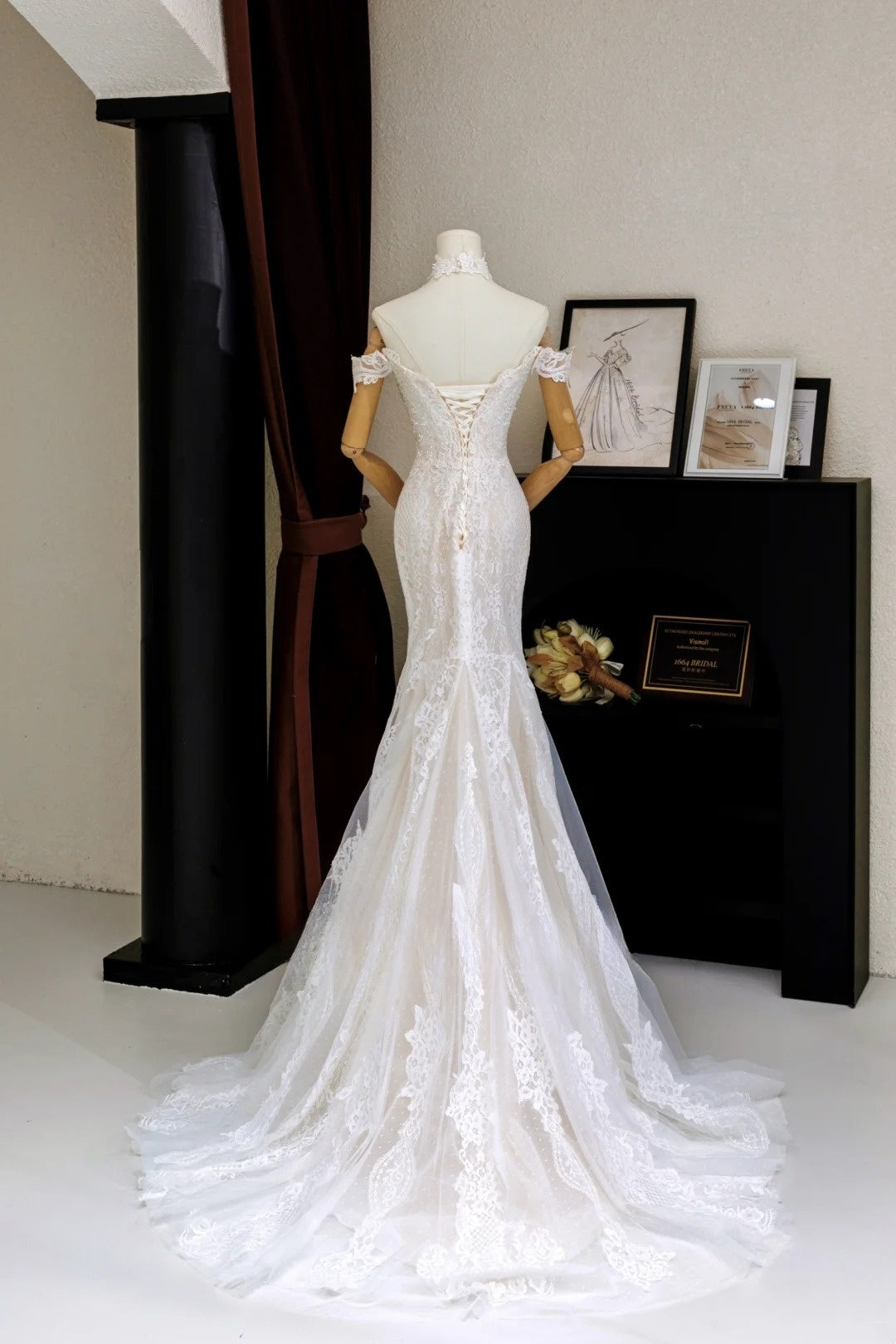 Robe de mariée sirène romantique pour femme, épaules dénudées, manches courtes en dentelle blanche et tulle avec application, traîne balayée AU022